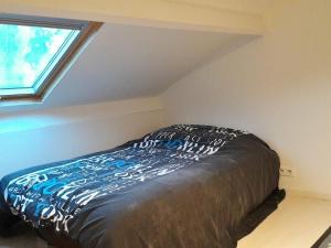 a bed in the corner of a room with a window at Le Croisic : Maison 4-6 Pers Climatisée avec Terrasse - FR-1-843-7 in Le Croisic