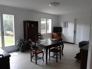 ein Esszimmer mit Tisch und Stühlen in der Unterkunft Maison 6 pers près des marais salants à Batz-sur-Mer - FR-1-843-26 in Batz-sur-Mer