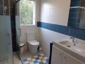 ein Badezimmer mit Toilette und Waschbecken und einem Fenster in der Unterkunft Maison 6 pers près des marais salants à Batz-sur-Mer - FR-1-843-26 in Batz-sur-Mer + 8 Fotos