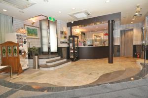 um lobby de uma loja com uma escada e um lobby em Hotel Boston Club (Adult Only) em Tóquio