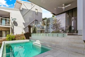 una piscina nel cortile di una casa di Ultimate Beachfront Living Sunshine Beach a Sunshine Beach