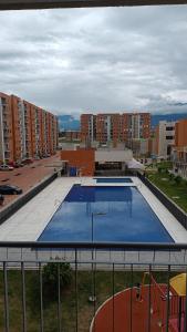 a swimming pool on top of a building at El Dorado, Apartamento con piscina y parqueadero in Ibagué