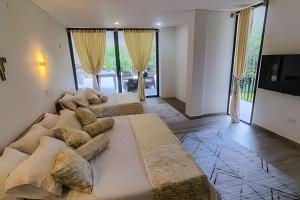 Katil atau katil-katil dalam bilik di Reserva tu casa en la naturaleza con camino al río