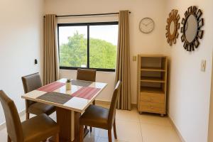 une salle à manger avec une table et une fenêtre dans l'établissement Acogedor dpto Zona Shoppings, à Asuncion