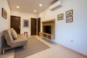 un salon avec une chaise et une télévision dans l'établissement Acogedor dpto Zona Shoppings, à Asuncion