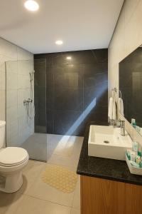 une salle de bain avec toilettes, lavabo et douche dans l'établissement Acogedor dpto Zona Shoppings, à Asuncion