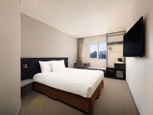 ソウルにあるibis Ambassador Seoul Insadong-Newly renovated in 2025のベッドと薄型テレビがあるホテルの部屋 +37枚の写真