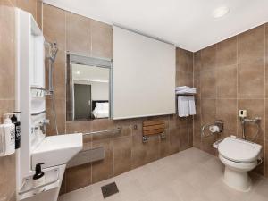 ソウルにあるibis Ambassador Seoul Insadong-Newly renovated in 2025のトイレ、洗面台、鏡を備えたバスルーム