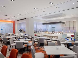 ソウルにあるibis Ambassador Seoul Insadong-Newly renovated in 2025のテーブルと椅子のあるレストランとカフェテリア