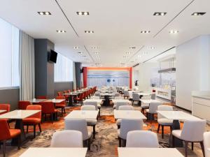 ソウルにあるibis Ambassador Seoul Insadong-Newly renovated in 2025のテーブルと椅子のあるダイニングルーム