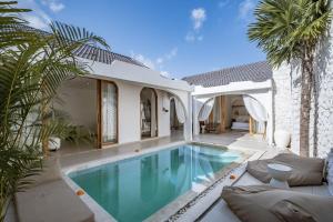 a swimming pool in the backyard of a house at Villa Estrella Seseh in Cemagi