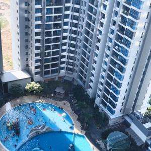 een uitzicht over een zwembad voor hoge gebouwen bij Atlantis Residence Malacca by Mannisstay in Melaka