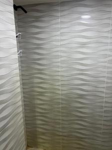 a shower with a metal door in a bathroom at Native Inn Bonavibes in San Andrés