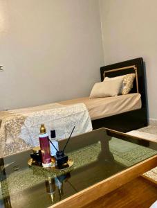 a room with a glass table and a bed at Apparemment al baraka in Tangier