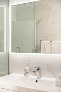 Fresh 1BR Apt Middle of CBD的一间浴室