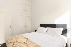Fresh 1BR Apt Middle of CBD客房内的一张或多张床位