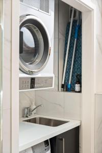 吉斯伯恩Fresh 1BR Apt Middle of CBD的带水槽和洗衣机的厨房