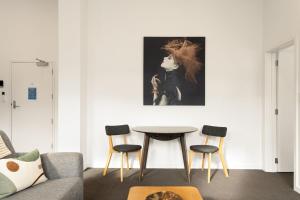 Fresh 1BR Apt Middle of CBD的休息区