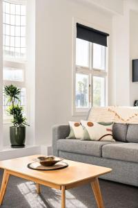 吉斯伯恩Fresh 1BR Apt Middle of CBD的带沙发和咖啡桌的客厅