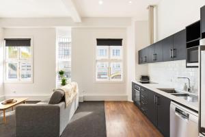 Fresh 1BR Apt Middle of CBD的厨房或小厨房