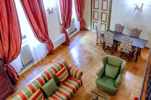 フィレンツェにあるCorno Florentine Apartment by 360Rentalsのリビングルーム(テーブル、椅子付)のオーバーヘッドビュー