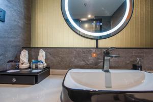Vannituba majutusasutuses Xiyueliang Hotel Kunming South Asian Style First City Branch