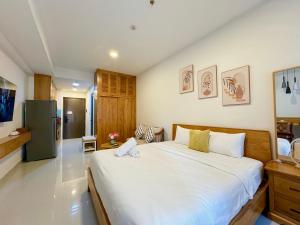 Кровать или кровати в номере SOHO Residence & Hotel, Apartment with King Bed, walk to Bui Vien