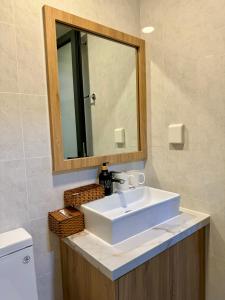 Ванная комната в SOHO Residence & Hotel, Apartment with King Bed, walk to Bui Vien