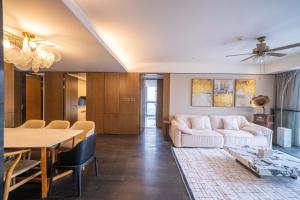 Ένα ή περισσότερα κρεβάτια σε δωμάτιο στο ZHome-Luxury Three-bedroom Suite-Near the Bund