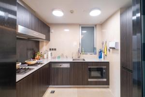 Η κουζίνα ή μικρή κουζίνα στο ZHome-Luxury Three-bedroom Suite-Near the Bund +30 φωτογραφίες