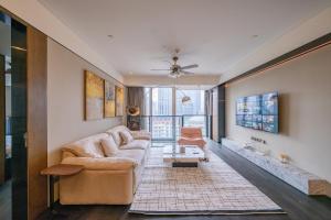 Μια τηλεόραση ή/και κέντρο ψυχαγωγίας στο ZHome-Luxury Three-bedroom Suite-Near the Bund