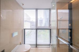 Ένα μπάνιο στο ZHome-Luxury Three-bedroom Suite-Near the Bund