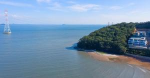 Luftaufnahme eines Strandes und des Meeres in der Unterkunft Ongjin Guardians Pool Villa in Sojang-gol
