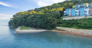 eine Insel im Wasser neben einem Gebäude in der Unterkunft Ongjin Guardians Pool Villa in Sojang-gol