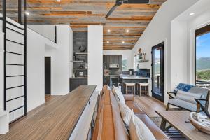 Köök või kööginurk majutusasutuses The Cabin Great Views of Ogden Valley +38 fotot