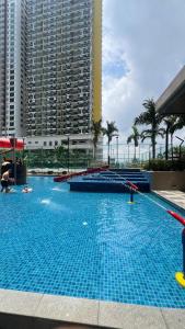une grande piscine devant un grand immeuble dans l'établissement Mutiara Bali Residence Melaka, à Malacca 26 autres photos
