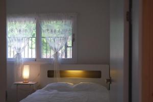 Ένα ή περισσότερα κρεβάτια σε δωμάτιο στο Cheonan Stay Daejeong Lake