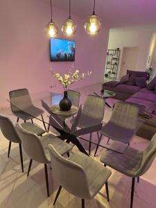 a dining room with a table and chairs and a couch at Superior XL - 110qm - 9 Personen Central Rooftop - 20 min to Hamburg in Elmshorn