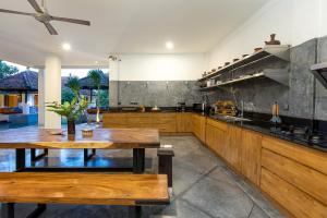 Kuchyň nebo kuchyňský kout v ubytování Andaman By Kerta Living