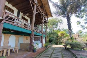 una casa con balcone e patio di Mendulang by Belza a Bandung