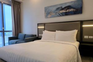 a hotel room with a bed and a chair at Resort-style Comfort Near Mactan Airport in Punta Engaño