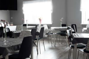 Reštaurácia alebo iné gastronomické zariadenie v ubytovaní Hostel Azymut