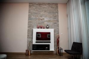 TV a/nebo společenská místnost v ubytování Kalundu apartment near east park