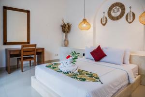ein Schlafzimmer mit einem Bett mit einer Statue drauf in der Unterkunft Umah Kita Villa in Seminyak + 44 Fotos