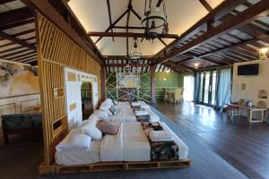 una grande stanza con un grande letto al suo interno di Mendulang by Belza a Bandung