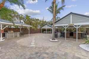 un patio con ombrelloni e una palma di Coconut Grove Resort Oasis a Clearwater Beach