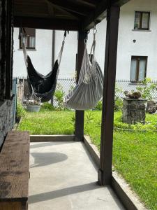 two hammocks hanging from a pergola in a yard at casa vacanza l'Oleandro in Poggiridenti