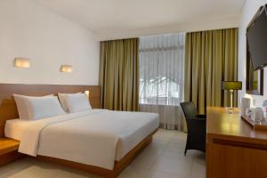Postel nebo postele na pokoji v ubytování Hotel Santika Bandung