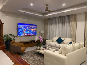 Μια τηλεόραση ή/και κέντρο ψυχαγωγίας στο Maan Tawan Apartment Bang Tao Beach