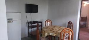 een keuken met een tafel en een televisie aan de muur bij Ale Rivero in Salta